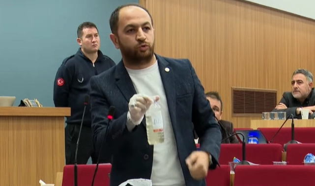 AK Partili Erol'dan 'Halkapınar Deresi'nden numune: Bu su kokunun da sebeplerinden biri