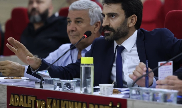 AK Partili Kişili’den Başkan Tugay’a: Şekli bırak hizmet belediyeciliği yap!