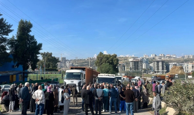 Büyükşehir ile Çiğli Belediyesi arasında çöp gerginliği: Çöp kamyonları yolu kapattı!