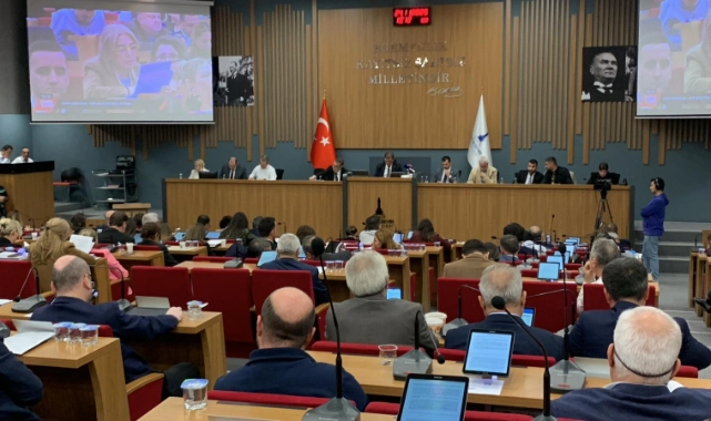 İzBB Meclisi’nde AK Parti ve MHP Grup Başkan Vekilleri’nden bütçe eleştirisi!