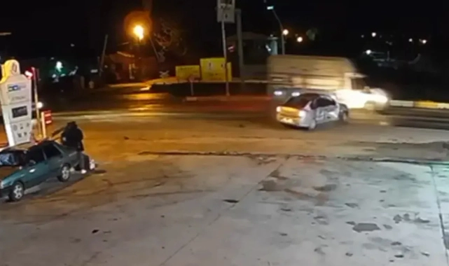 Kamyonet ile otomobil kafa kafaya girdi: 1 ölü, 2 yaralı!