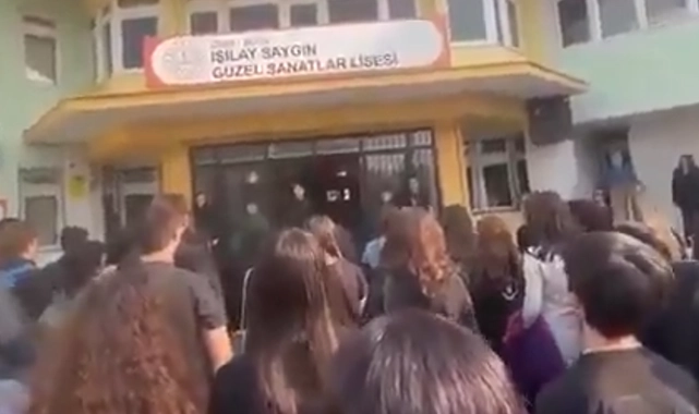 Okul müdürü engelleyemedi: İzmirli öğrenciler, 'Türk Öğrenci Andı'nı okudu!