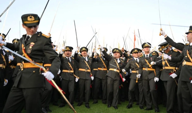 Teğmenlerin yemin töreninden müjdeli haber: Bir kişinin ihraç kararı kaldırıldı!
