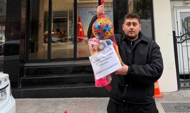 Ülkü Ocakları, CHP İzmir'e 'oyuncak' hediye etti!