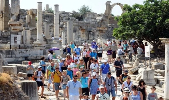 2025 yılı yabancı turist sayısı açıklandı: İzmir'de düşüş görüldü!