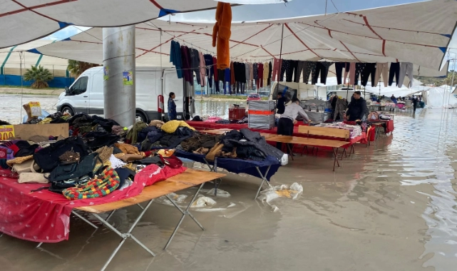 Çeşme'yi sağanak vurdu: Semt pazarını su bastı!