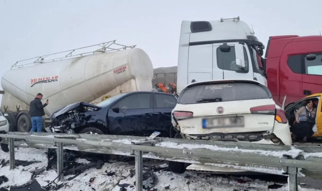 Erzurum'da can pazarı: 11 araç birbirine girdi!