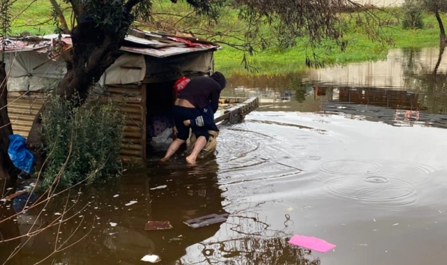 İtfaiye eri vatandaşı sırtında taşıdı