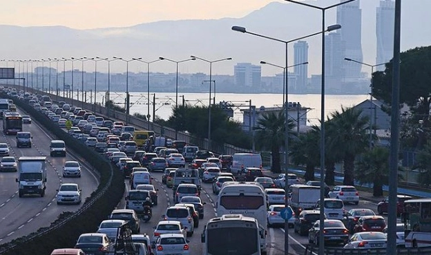 İzmir'in yollarında pazartesi trafiği: Belediyeden 'toplu taşıma' çağrısı!