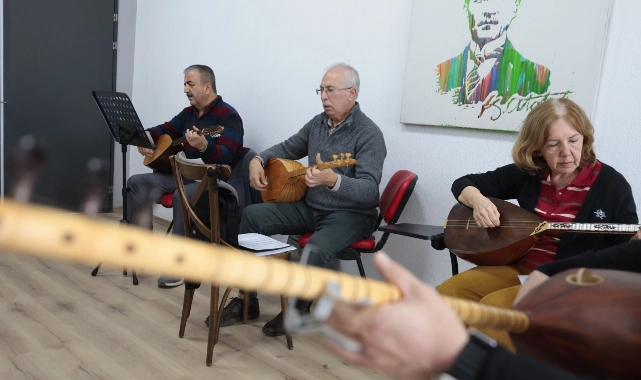 Konak’ta ücretsiz bağlama kursuna yoğun ilgi