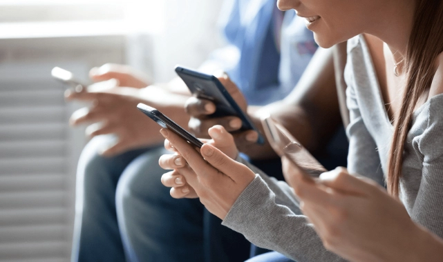 Uzmanından 'akıllı telefon' uyarısı: Boyun fıtığı sebebi!