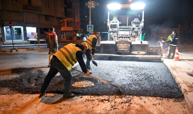 Bornova’da gece asfalt mesaisi