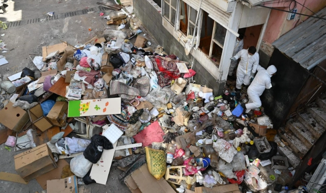 İzmir'deki 'çöp ev vakasına' belediyeden mühadele: 12 kamyon atık boşaltıldı!