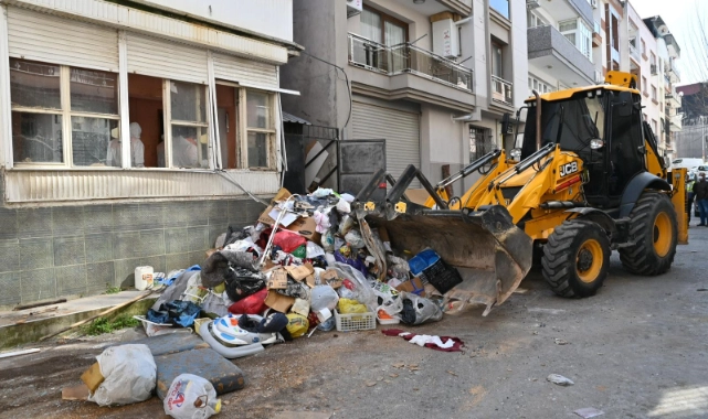 Karabağlar’ da çöp ev tamamen temizlendi