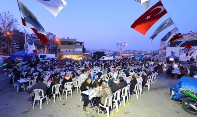 Karabağlar ’daki iftar buluşmasında yüzlerce vatandaş aynı sofrada
