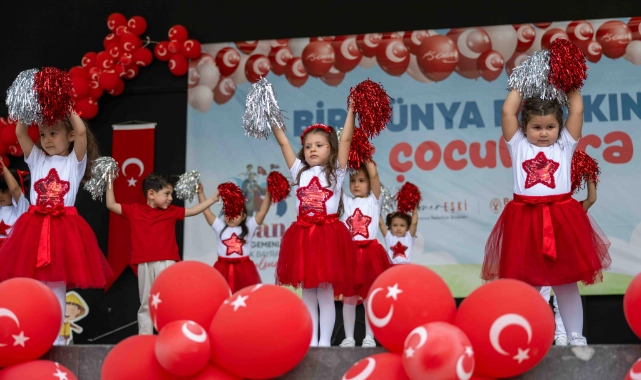 Bornova'da miniklerin 23 Nisan coşkusu sahneye taştı