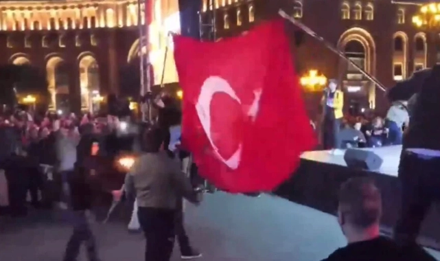 Ermenistan'da Türk Bayrağı'nın yakılmasına Paşinyan'dan tepki!