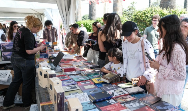 İzmir’de edebiyatın kalbi Kültürpark’ta attı 