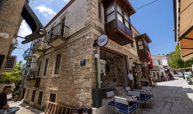 Alaçatı’da tabeladan tenteye kadar ortak tasarım dönemi