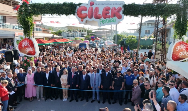 Emiralem Çilek Festivali'ne görkemli açılış