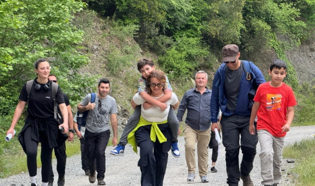 İzmir'de itfaiyecilerden doğada farkındalık yürüyüşü