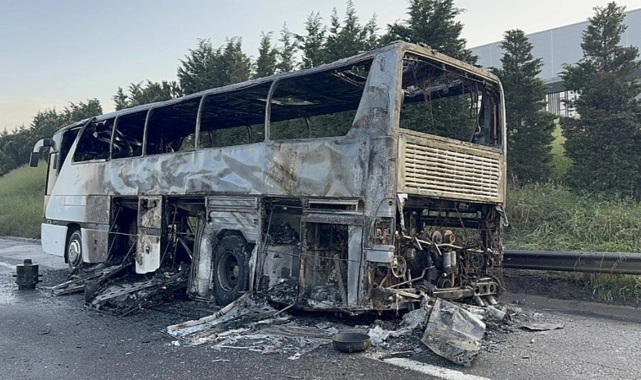 İzmir’den giden tur otobüsü alevlere teslim oldu!