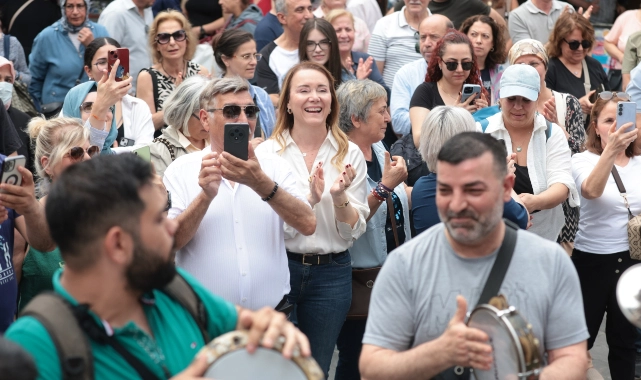 Kemeraltı’nda şenlik başladı: Başkan Mutlu’ya esnaf ve vatandaştan teşekkür