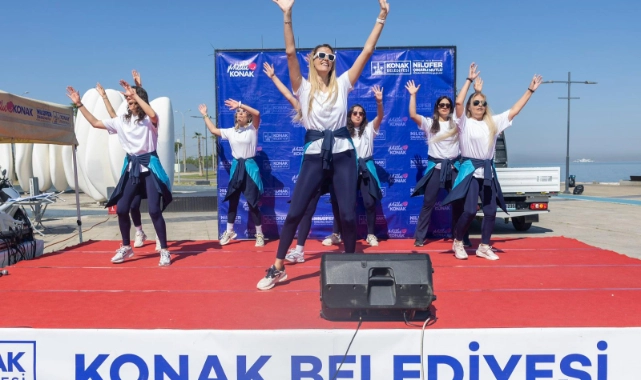 Konaklı annelerden Anneler Günü dansı