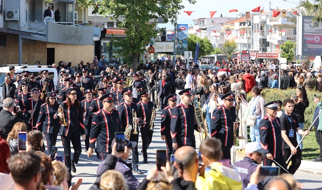 Urla Enginar Festivali Coşkuyla Başladı: Sokaklar Şölene Döndü