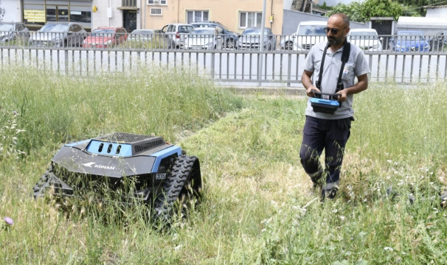 Çiğli’de temizlikte yeni dönem: Ot biçme robotu devrede