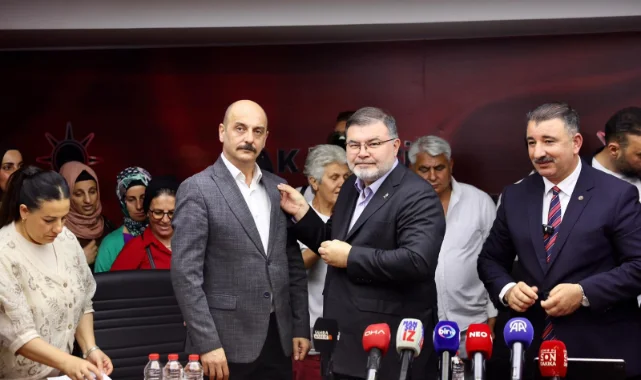 İYİ Parti'den AK Parti'ye toplu katılım: 370 kişiye rozet takıldı