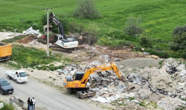 Vatandaş bildirdi, kaçak moloz dökülen alan temizlendi