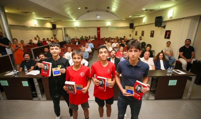 Başkan Ünsal’dan Karşıyaka’nın altın çocuklarına ödül