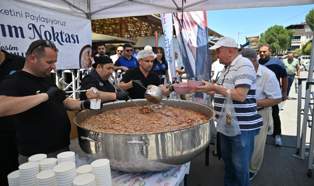 Büyükşehir’den Alaybey ve Laleli Pazarlarında Aşure İkramı