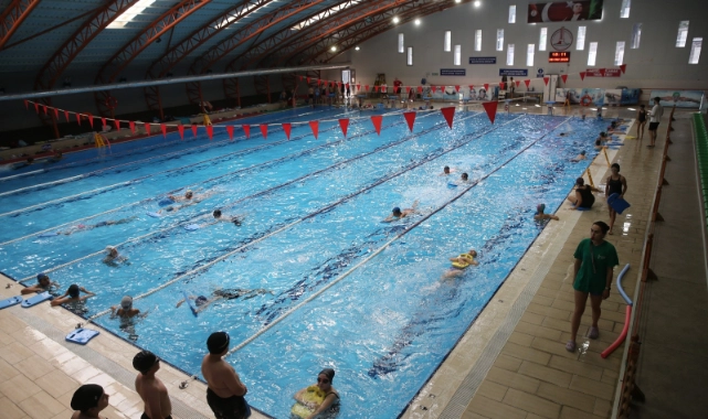 Karşıyaka’da yüzme zamanı: Yaz tatili havuz keyfiyle taçlanıyor