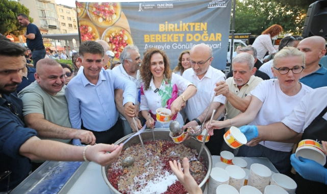Yüzlerce Karşıyakalı aşurenin bereketini paylaştı