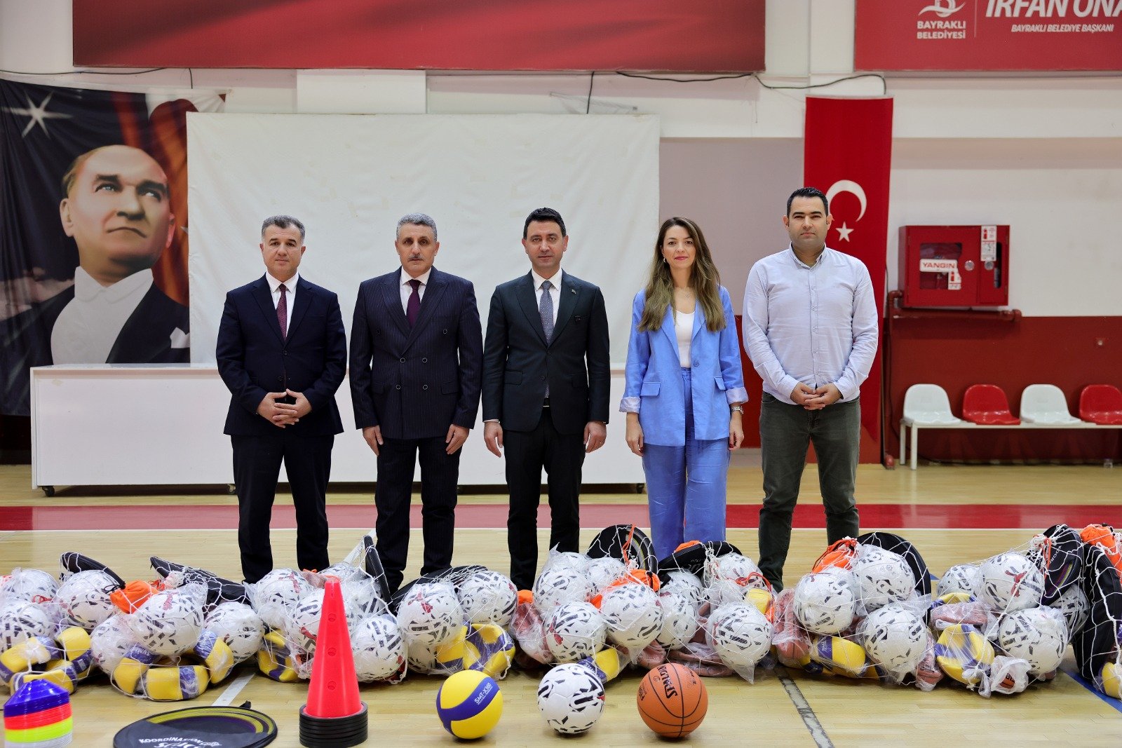 Bayraklı’da 51 Okula 1,5 Milyon Tl’lik Spor Desteği