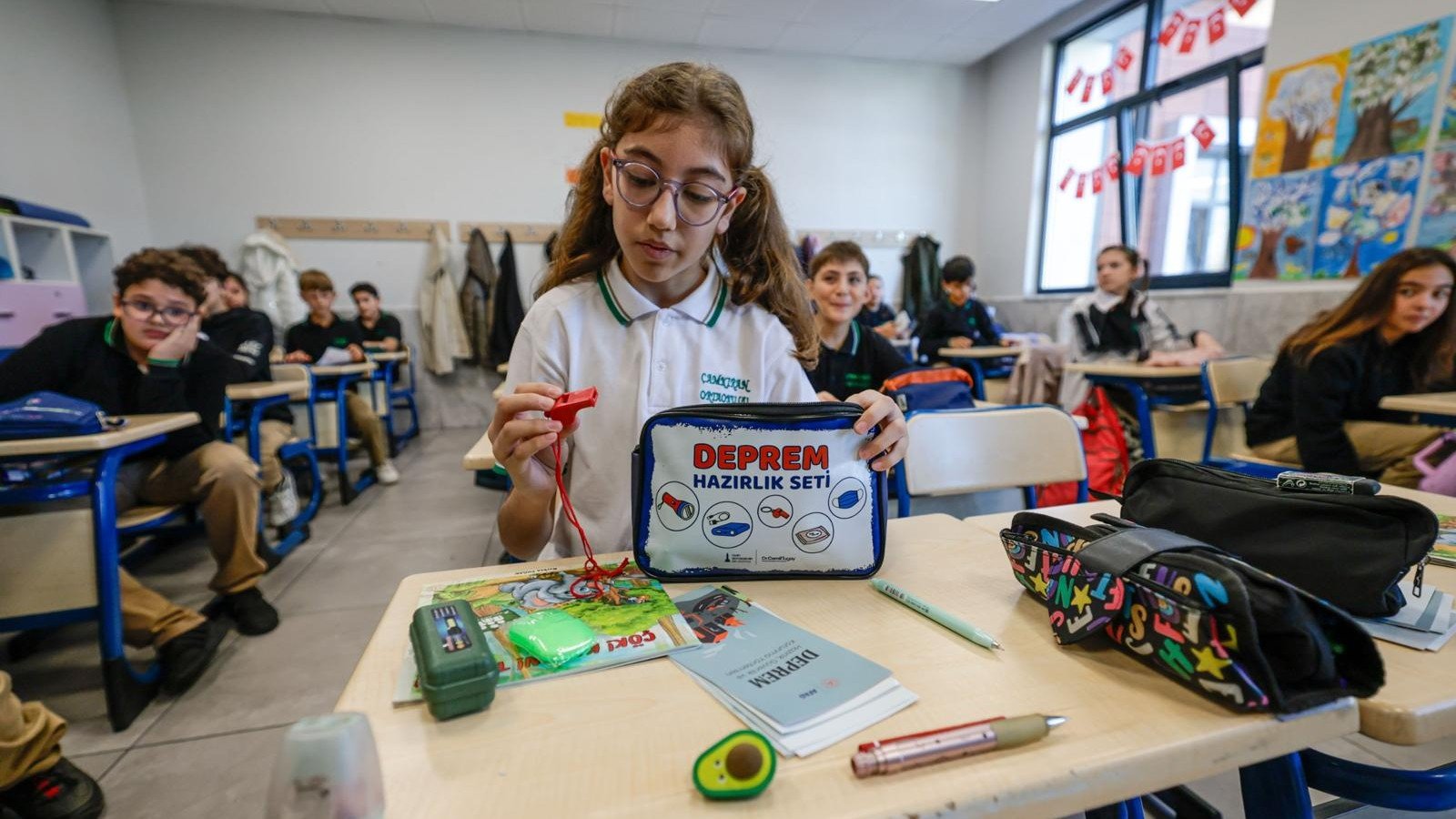 Büyükşehir’den öğrencilere deprem çantası ve afet eğitimi