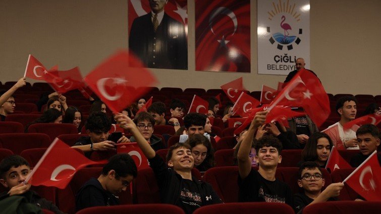 Çiğli’de Cumhuriyet Coşkusu Fotoğraf Sergisi ve Sinema Gösterimiyle Taçlandı