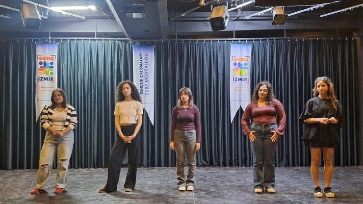 Genç İzmir’de tiyatro seçmelerine yoğun ilgi