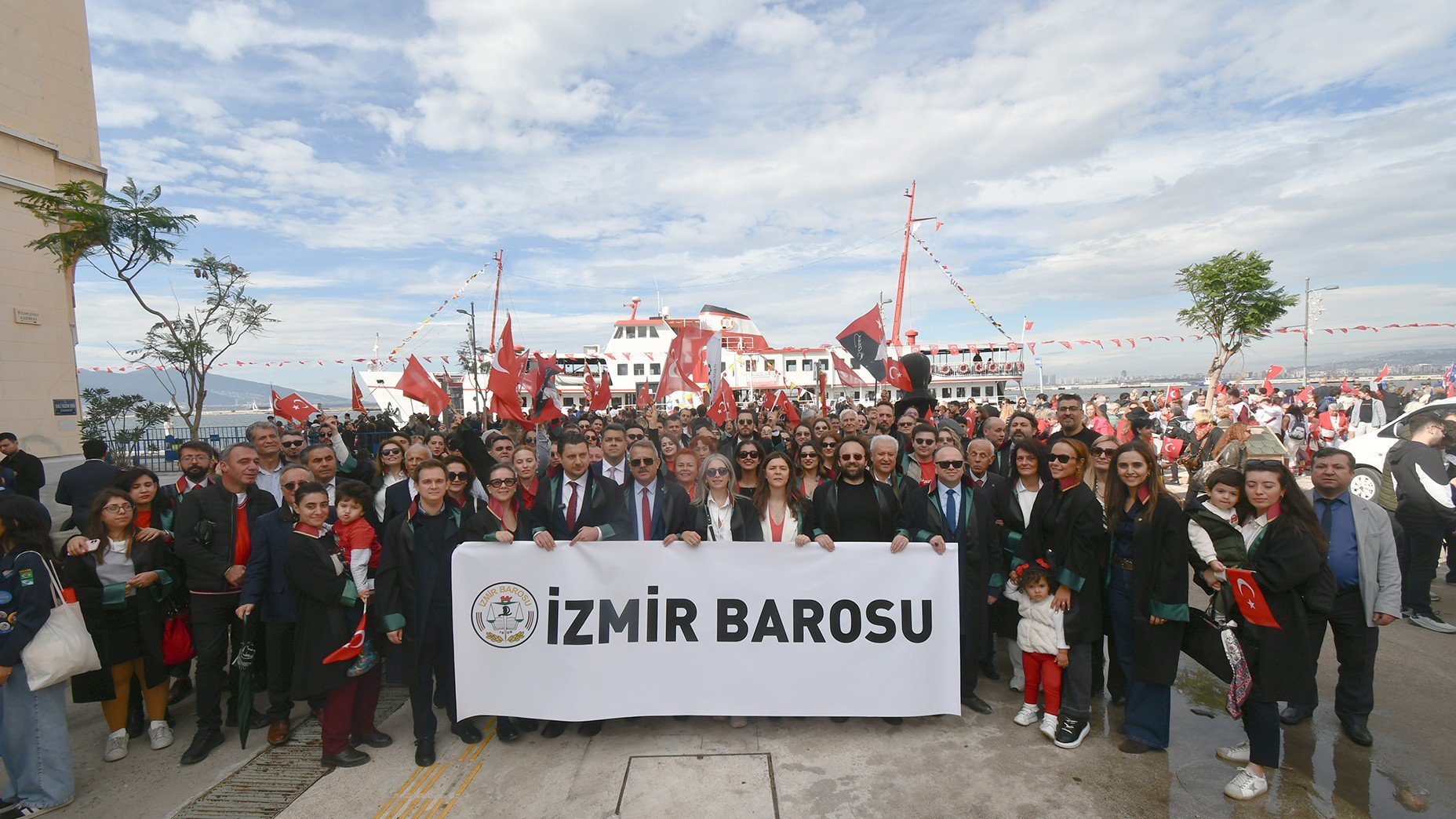 İzmir Barosu'ndan '29 Ekim' mesaisi: Cumhuriyet hepimizin ortak değeridir!