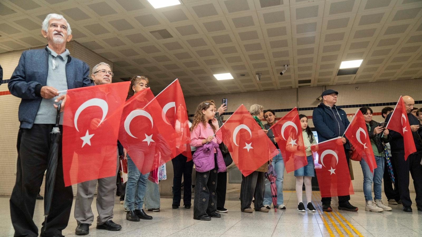 İzmir Metrosu’nu Cumhuriyet coşkusu sardı