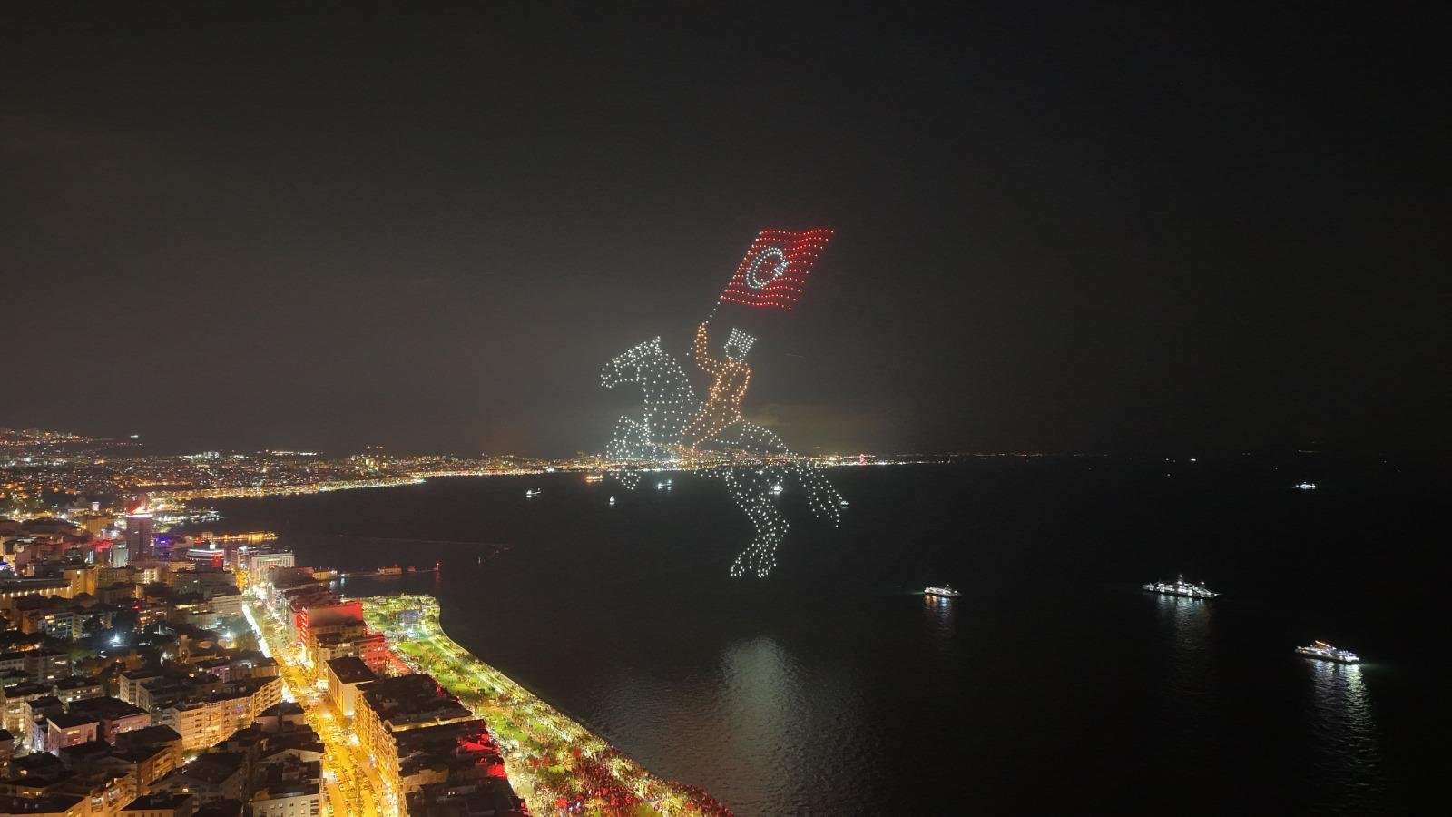 İzmir’de Cumhuriyet coşkusu gökyüzüne taştı