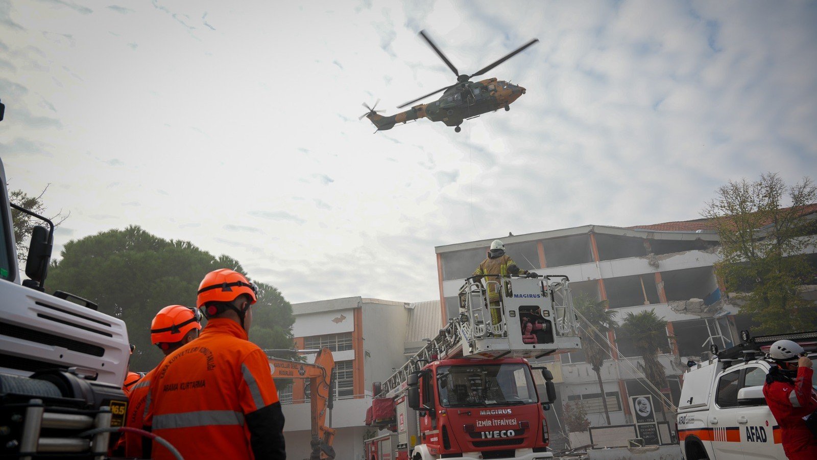 İzmir’de nefes kesen deprem tatbikatı