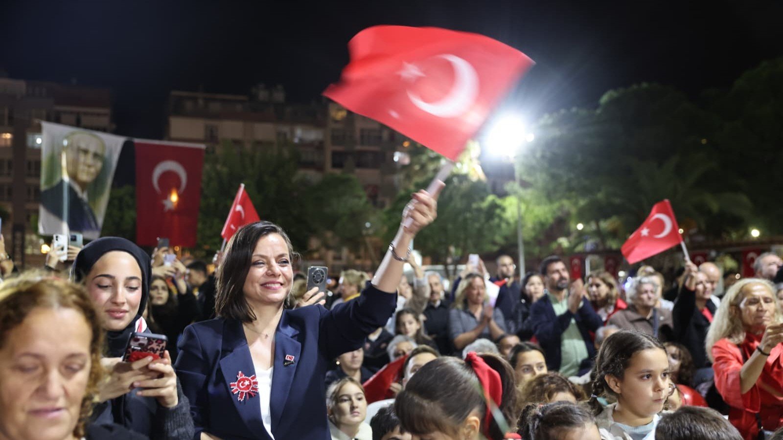 Karabağlar’da Cumhuriyet’in 103'üncü yılı coşkuyla kutlandı!