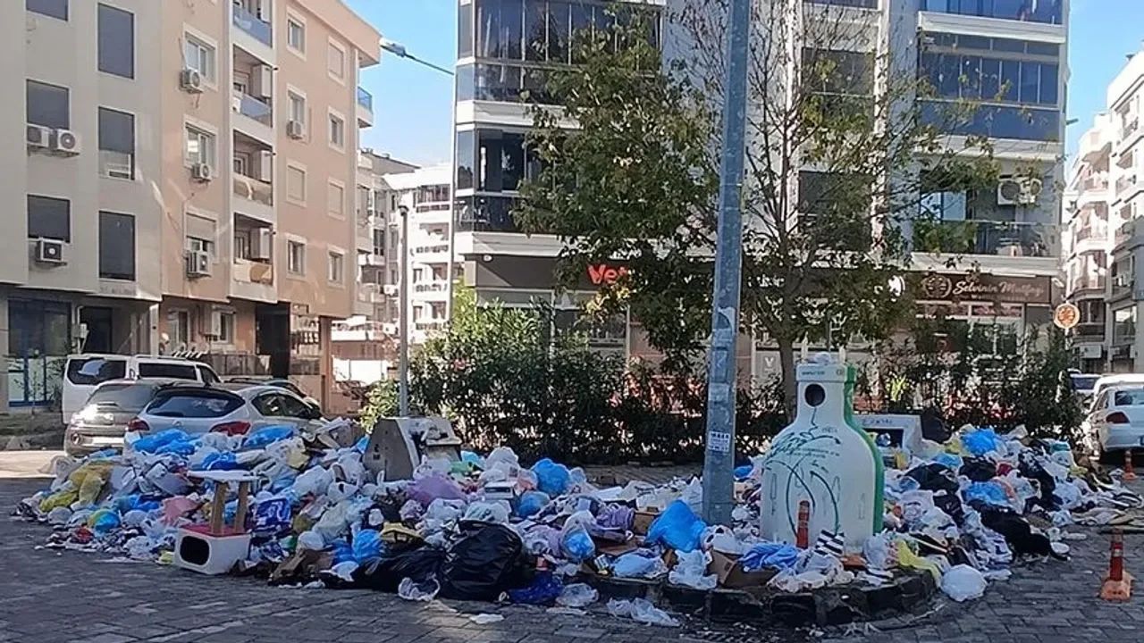 Karşıyaka'da çöp toplama sorunu devam ediyor
