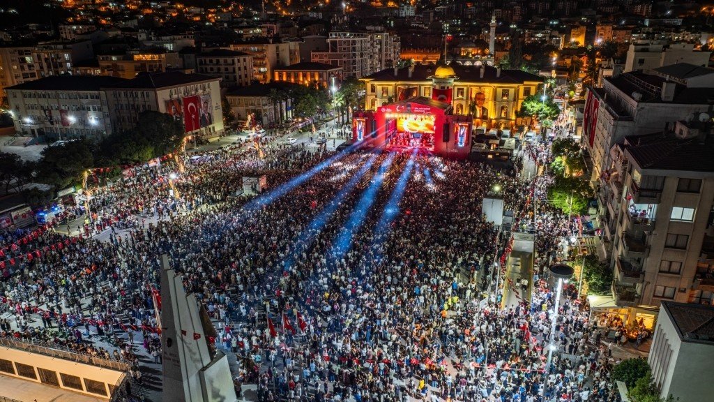 Manisa’da Cumhuriyet Coşkusu Göksel Konseriyle Sürecek