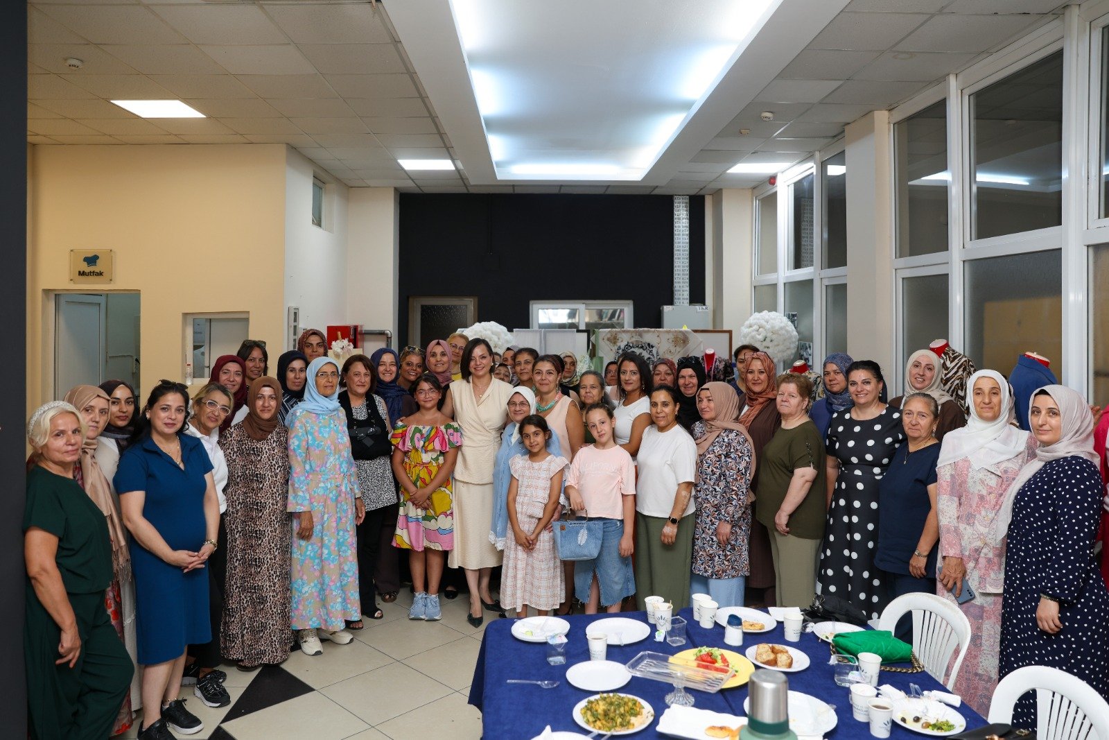 Karabağlar Belediyesi Tekstil Akademi'de Mezuniyet Gururu