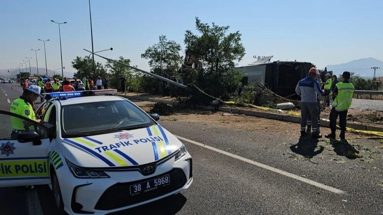 Kayseri'de yolcu otobüsü devrildi: 1 ölü, 22 yaralı!