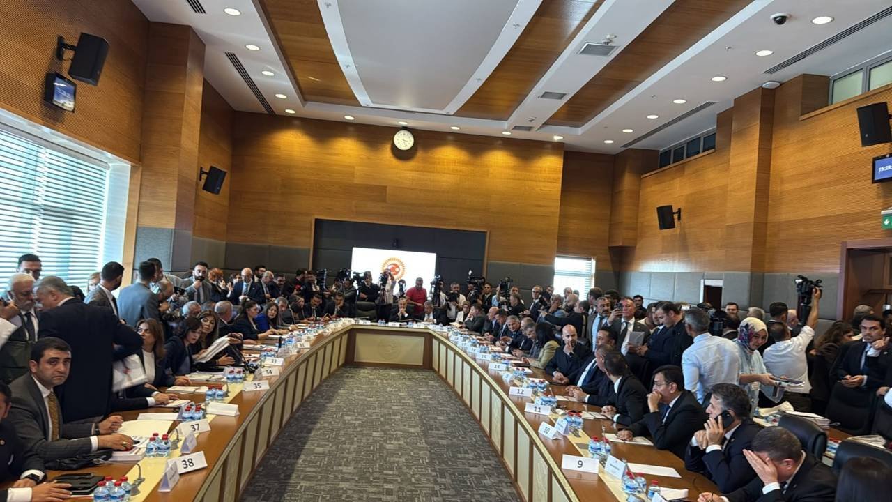 18 saatlik görüşme sonucunda 'Çerçeve Yasa' kabul edildi!